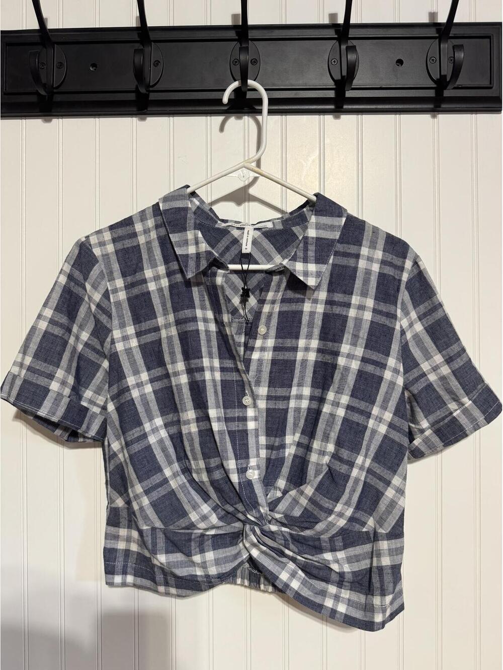 BCBGeneration Blue and White Plaid Twist Front Cropped Button Down Shirt Medium
